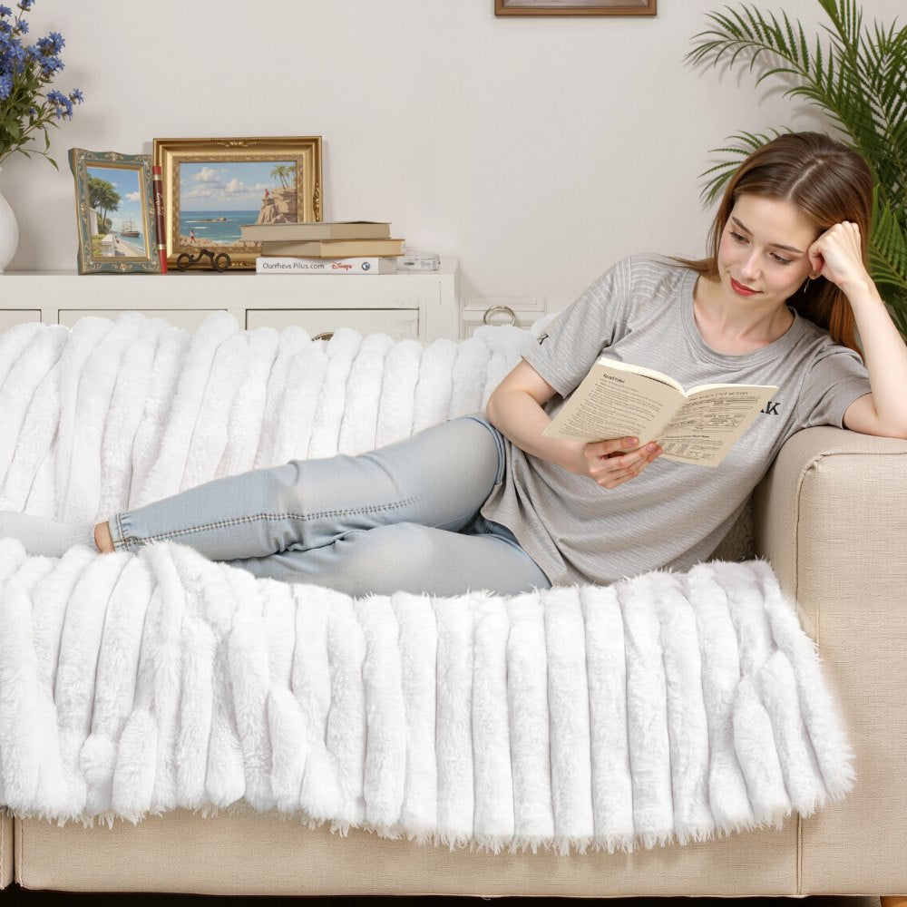 VEVOR Throw Blanket, 50 x 60 Inches / 1270 x 1524 mm, Faux Fur Cozy Throw Blankets, Cute Small Fuzzy Throws